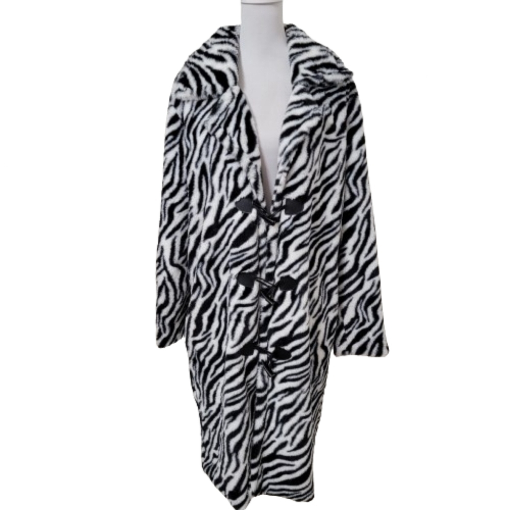 Shein Size M (6) Black & White Zebra Print Coat, Toggle Closure, Side Pockets